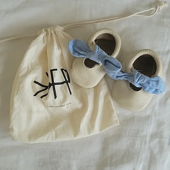 Freshly Picked Blue Bow Leather Moccasins - Picture 1 of 7